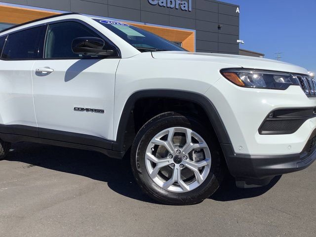 Used 2025 Jeep Compass Latitude w/ Convenience Group image 3