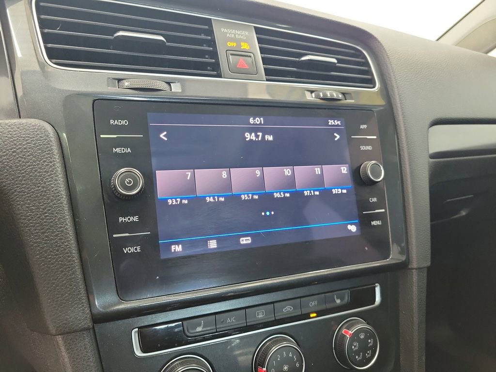 Used 2019 Volkswagen Golf SE image 28