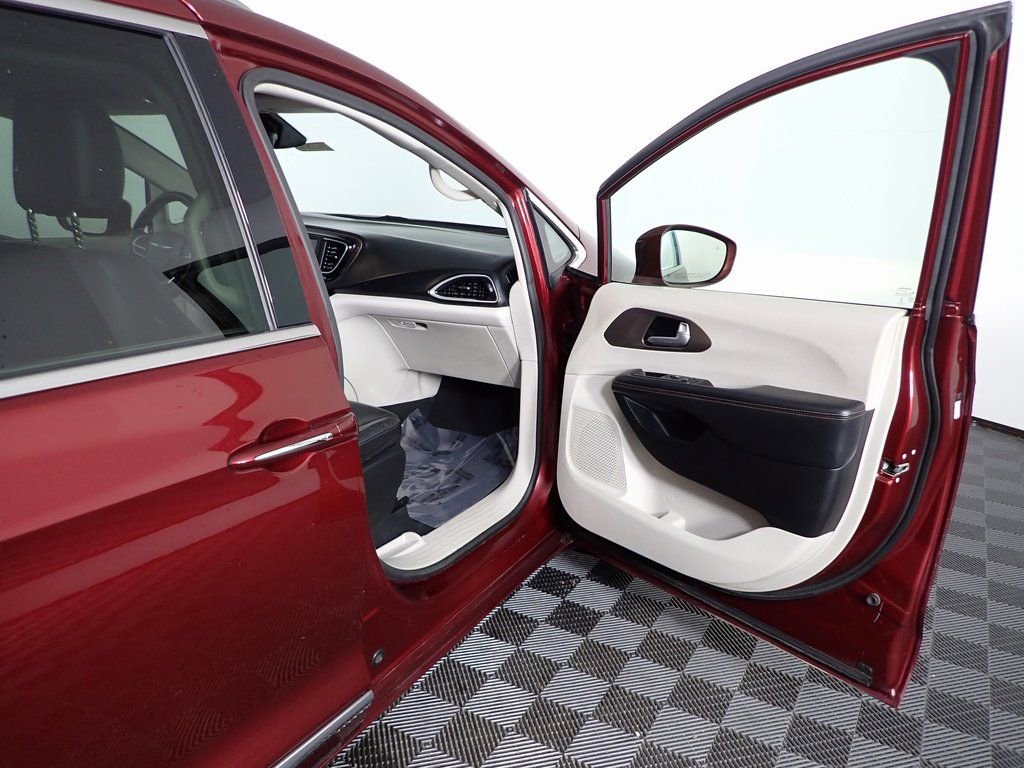 Used 2019 Chrysler Pacifica Touring-L image 31