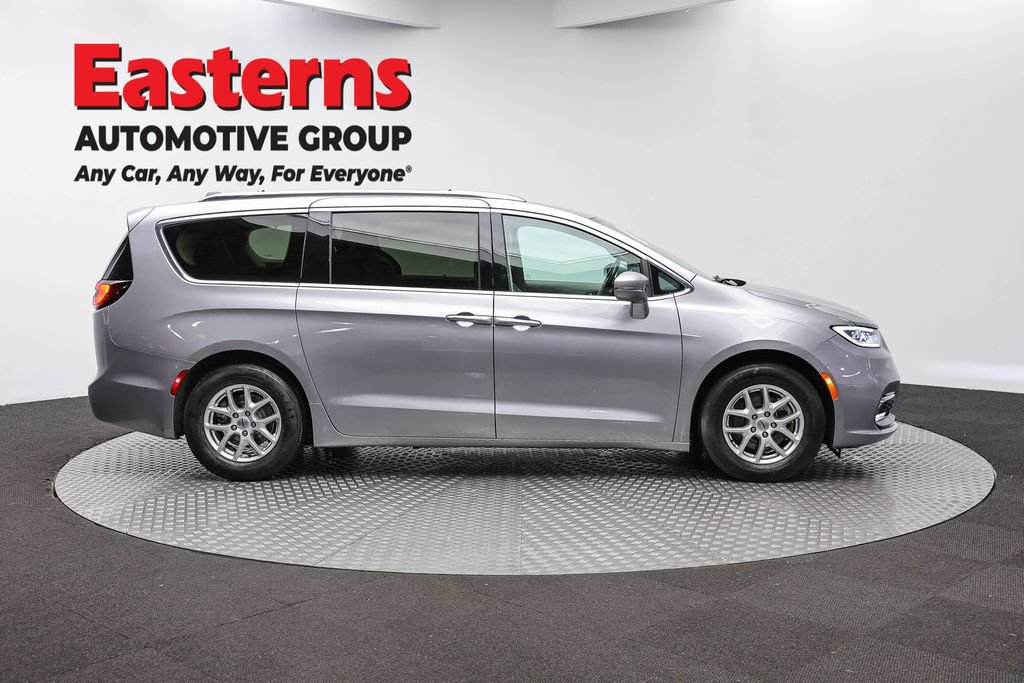 Used 2021 Chrysler Pacifica Touring-L FWD image 4