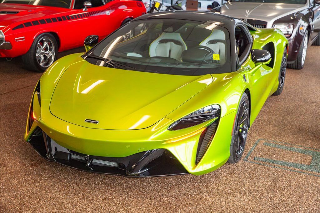 Used 2023 McLaren Artura image 10