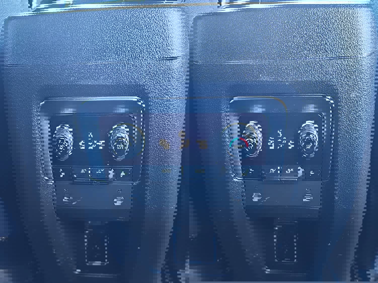 Used 2023 Chevrolet Suburban Premier image 29