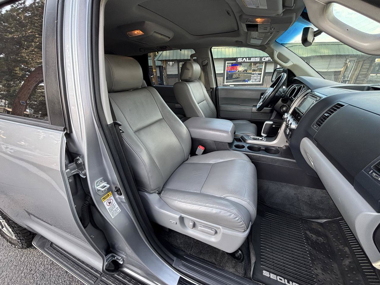 Used 2017 Toyota Sequoia Limited w/ Safety & Convenience Package AWD/4WD image 9