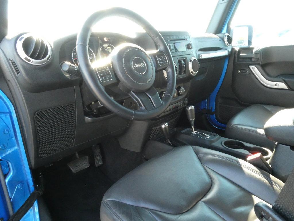 Used 2015 Jeep Wrangler Unlimited Sahara w/ Dual Top Group AWD/4WD image 21