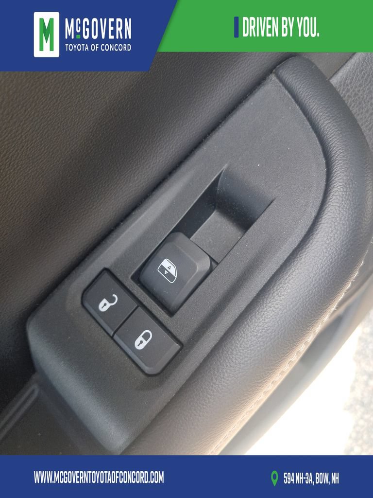 Used 2025 Jeep Grand Cherokee Altitude AWD/4WD image 19