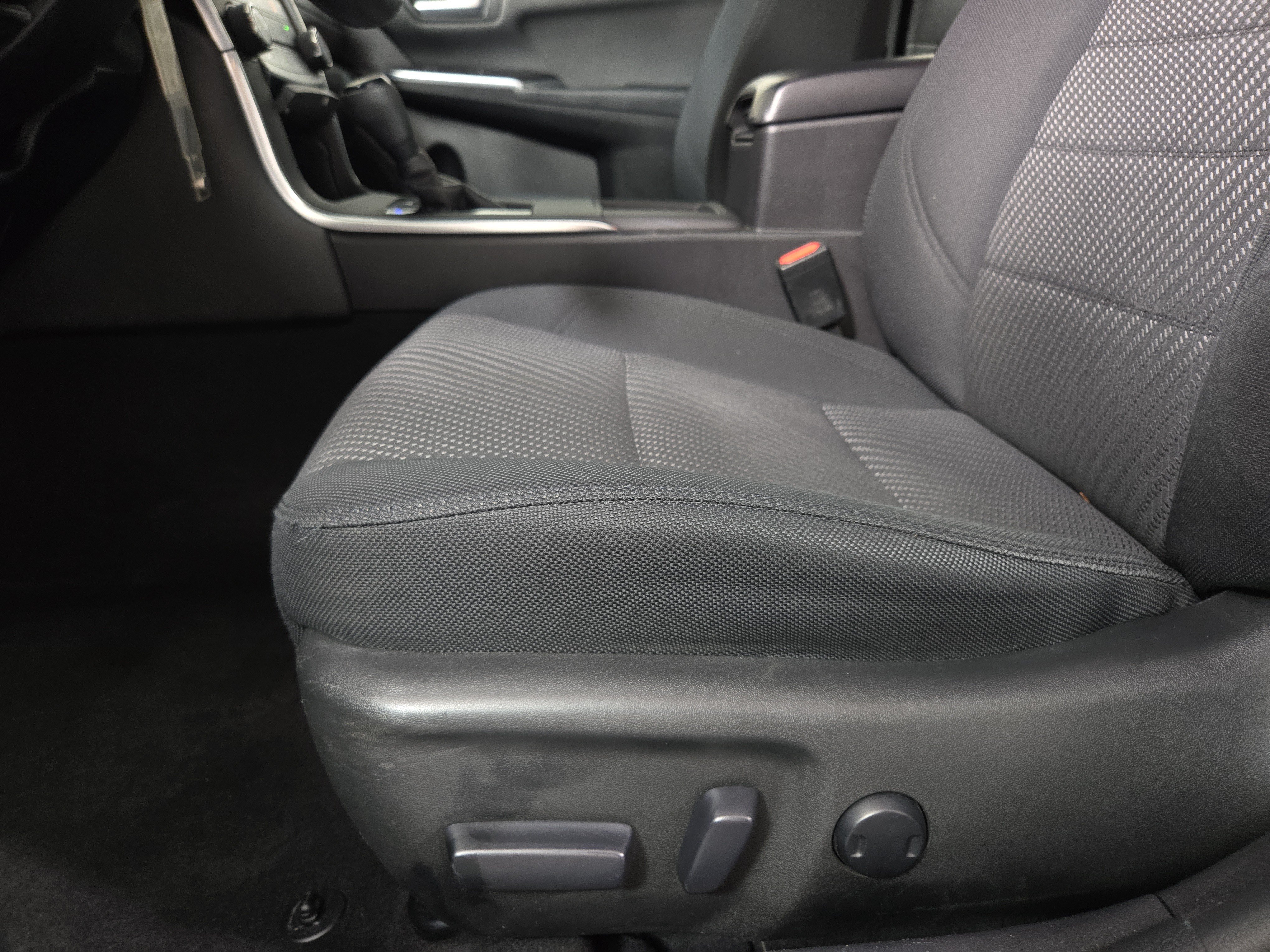 Used 2016 Toyota Camry LE FWD image 29