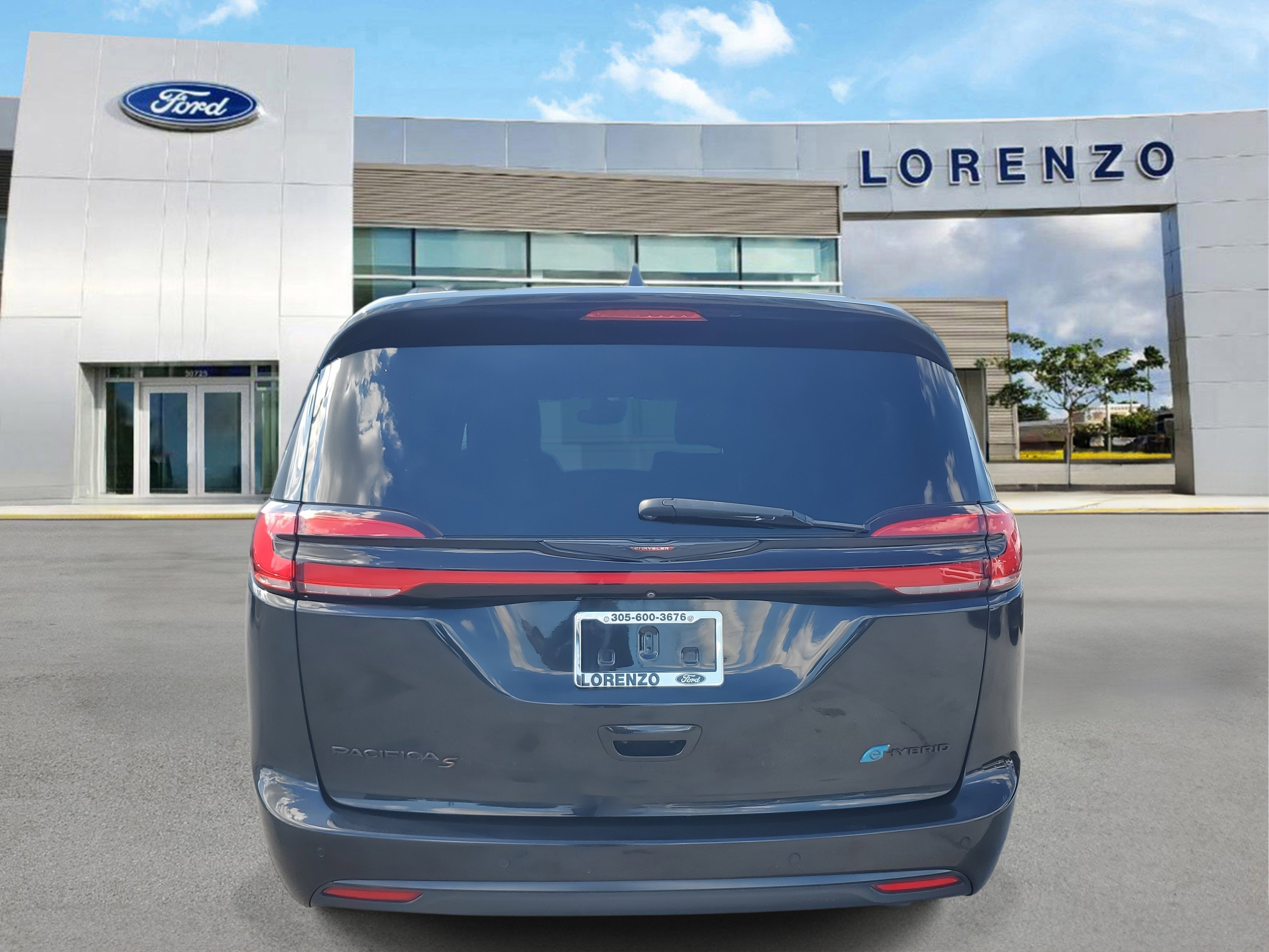 Used 2021 Chrysler Pacifica Limited w/ Uconnect Theater Family Group image 6