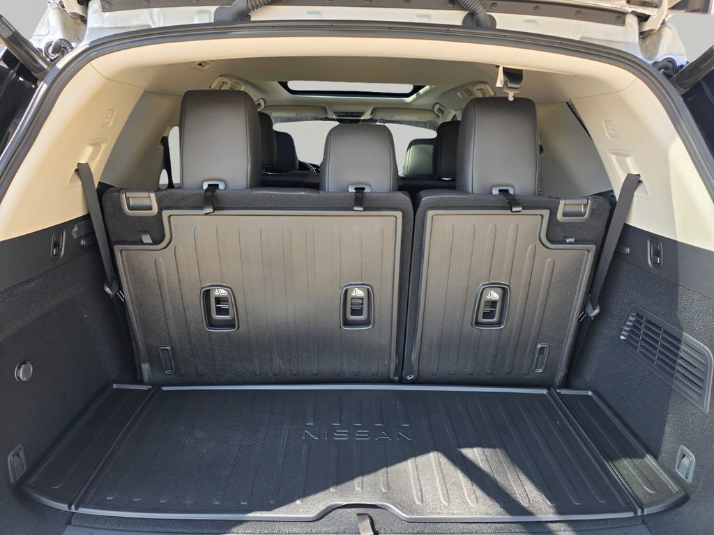 Used 2025 Nissan Pathfinder Platinum w/ Cargo Package image 7