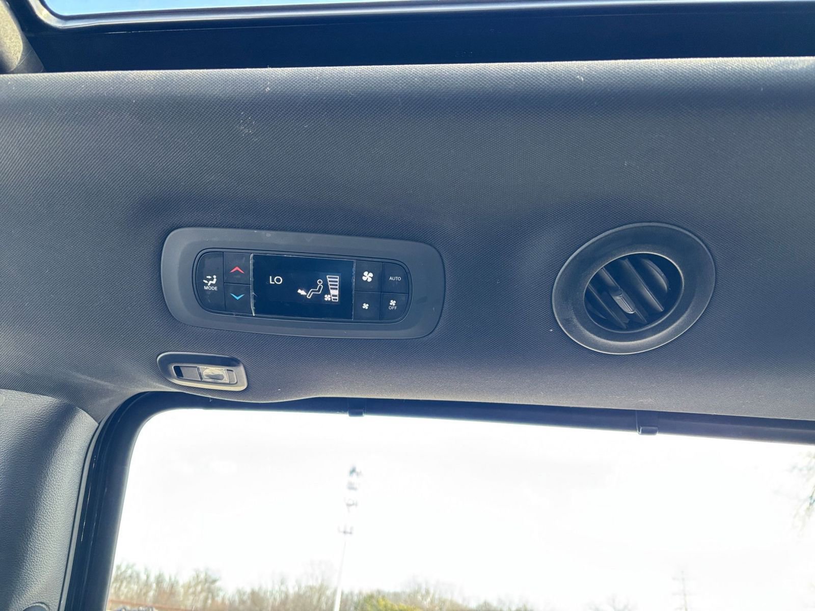 Used 2025 Chrysler Pacifica Limited image 24