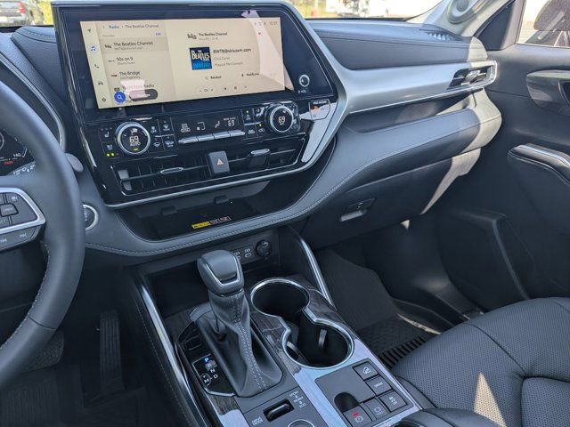 Used 2025 Toyota Highlander Platinum image 25