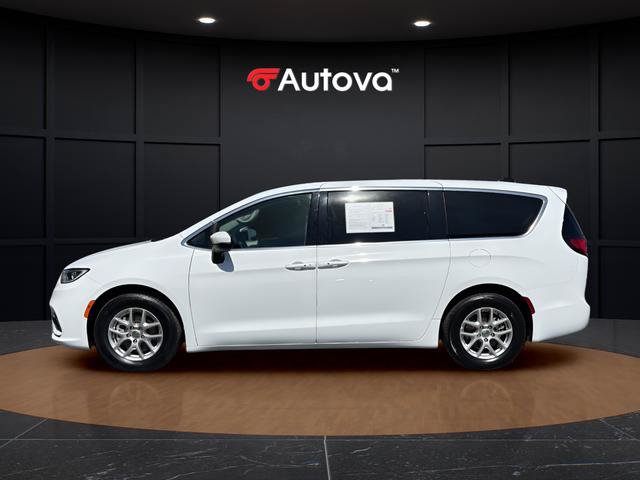Used 2023 Chrysler Pacifica Touring-L FWD image 2