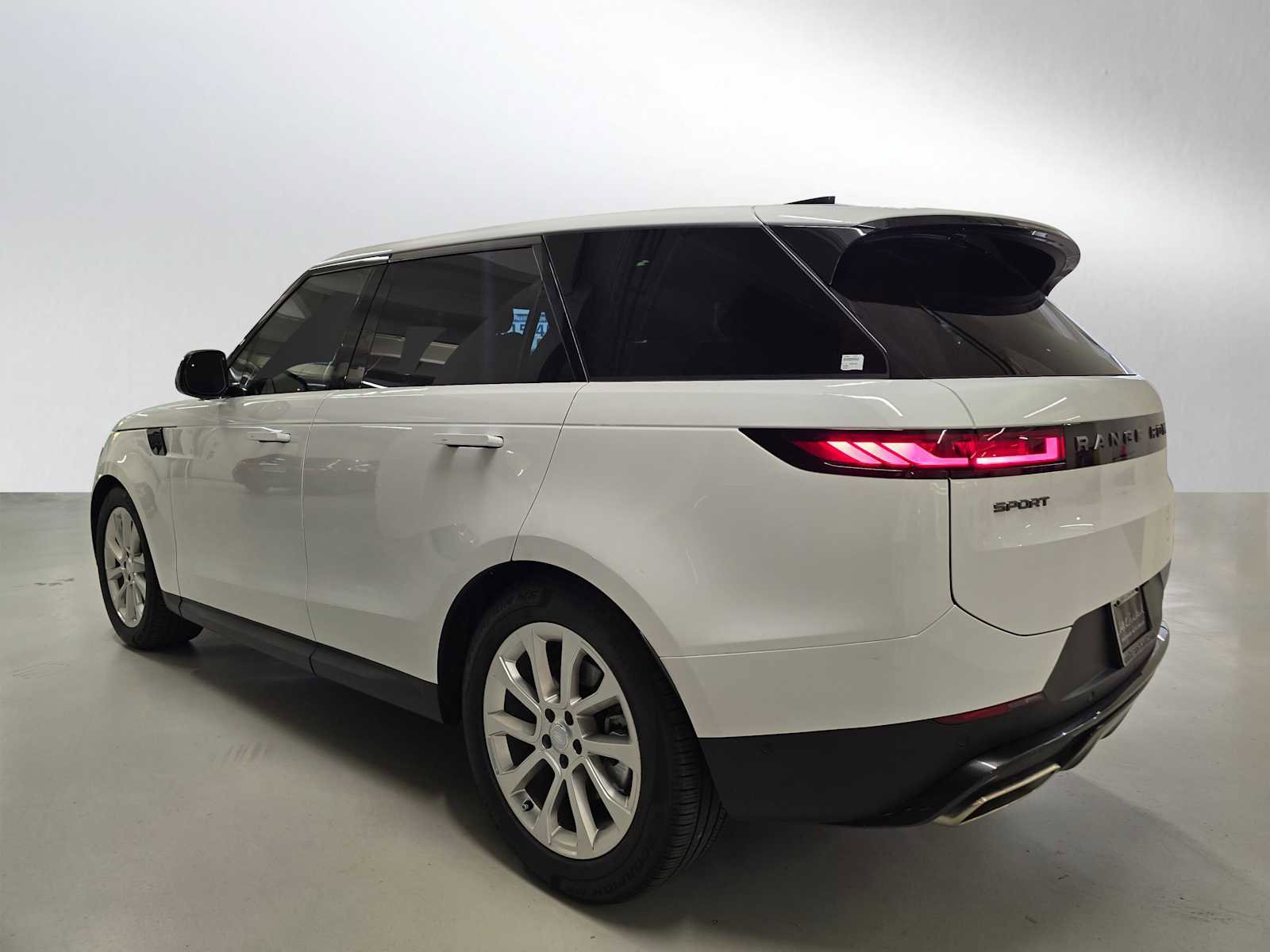 Used 2025 Land Rover Range Rover Sport SE AWD/4WD image 3