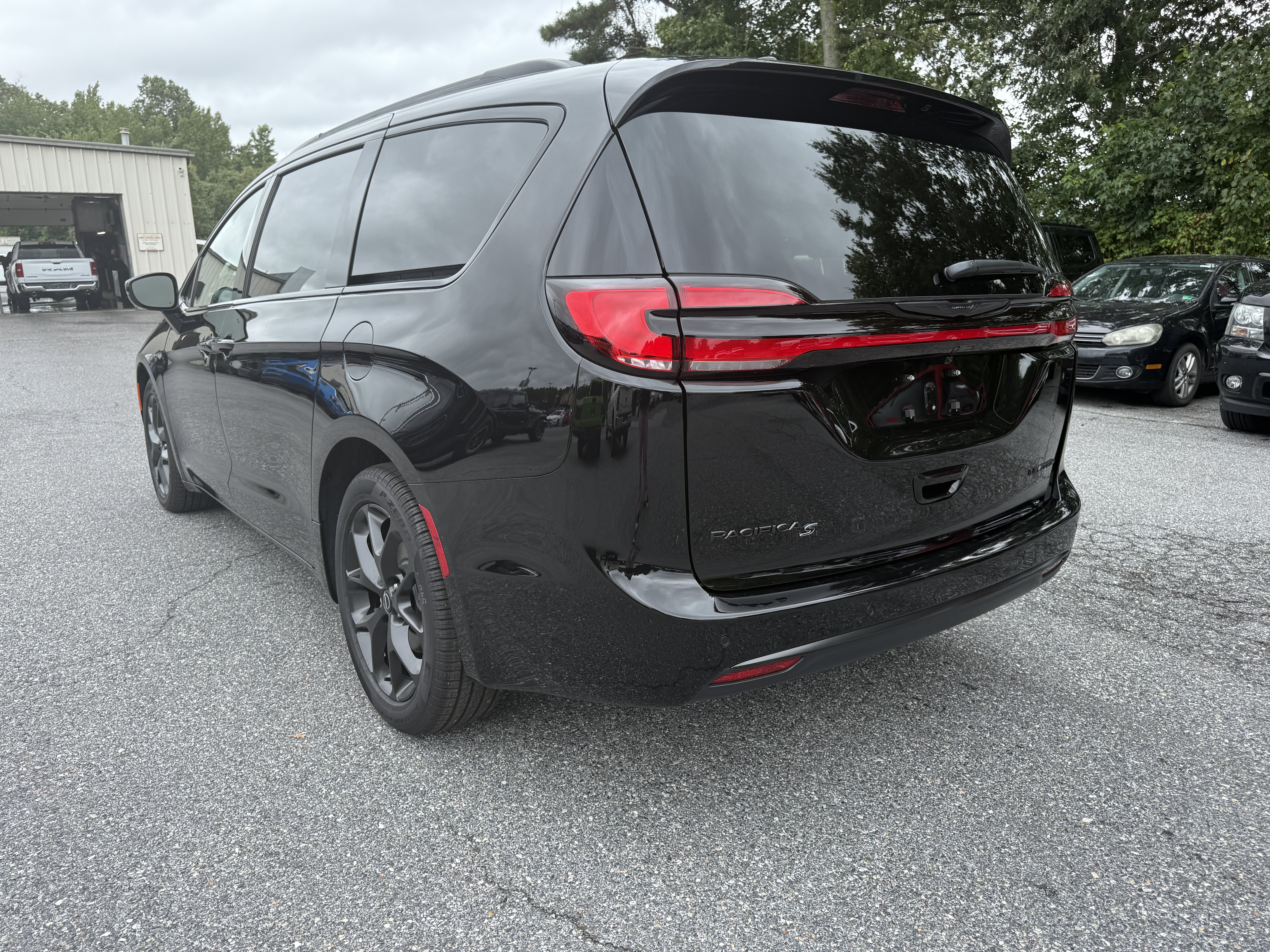 New 2026 Chrysler Pacifica Limited w/ S Appearance Package FWD image 5