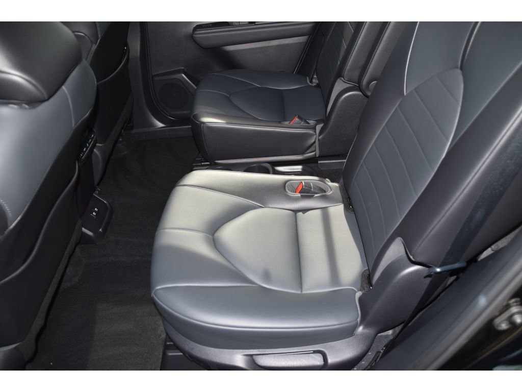 Used 2021 Toyota Highlander XLE image 16
