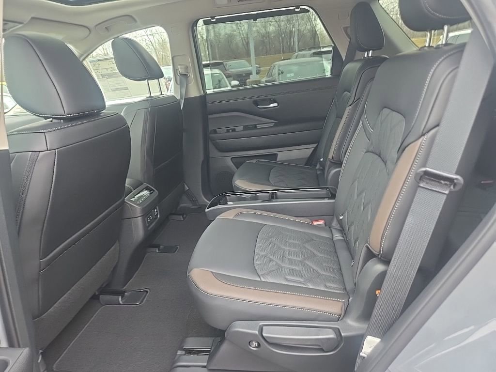 New 2026 Nissan Pathfinder Platinum image 32