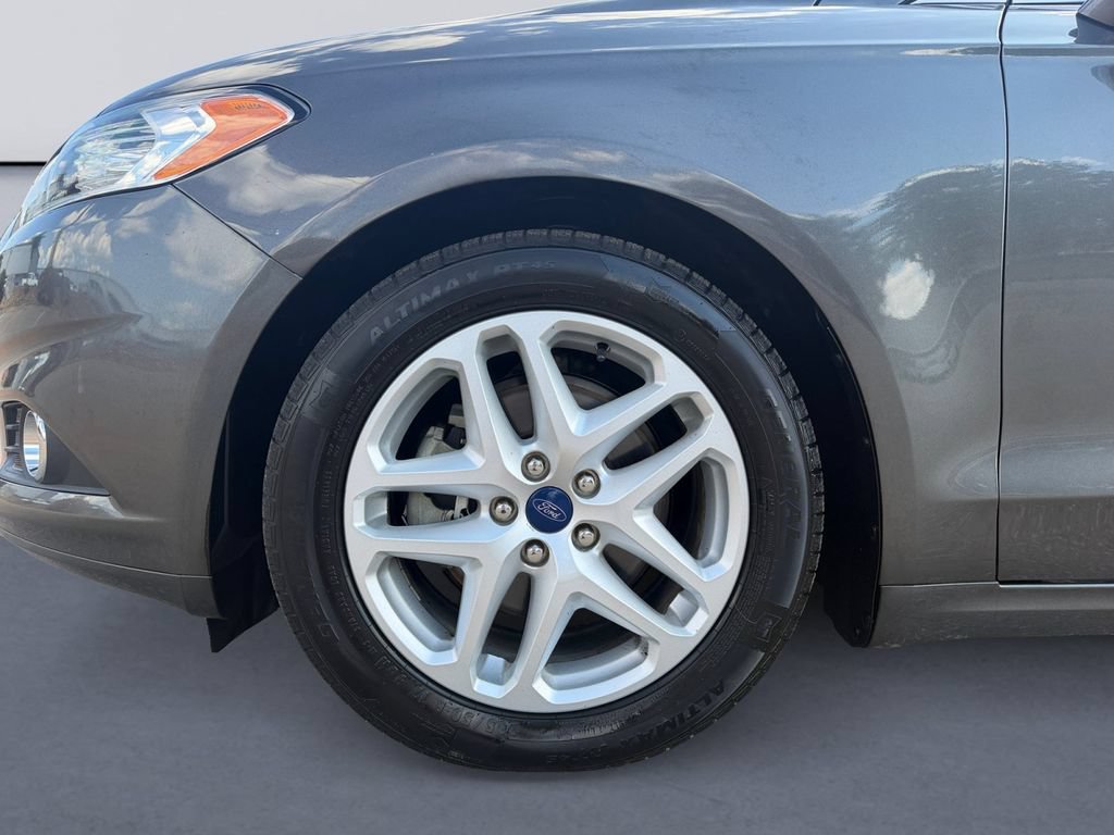 Used 2015 Ford Fusion SE w/ Equipment Group 202A FWD image 9