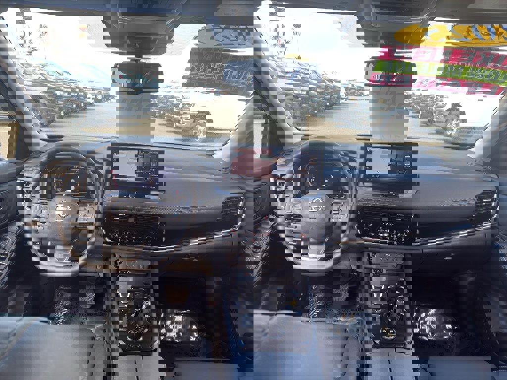 Used 2025 Nissan Rogue SL w/ Tech Package image 18