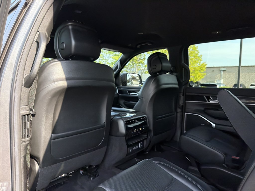 Used 2022 Jeep Wagoneer Series III w/ Flexible Seating Group RWD image 12
