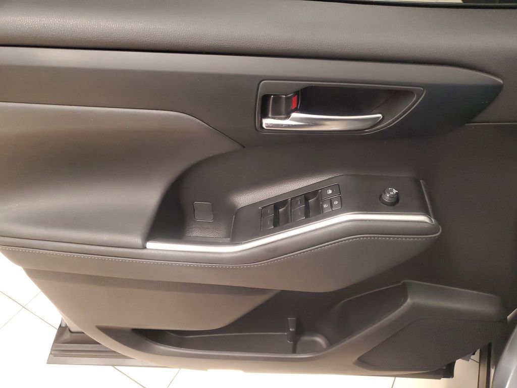 Used 2023 Toyota Highlander XLE image 20