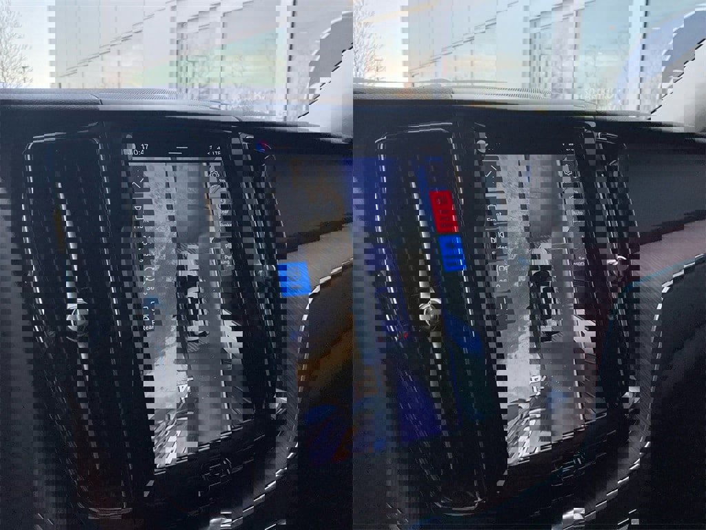 Certified 2023 Volvo XC60 B5 Plus image 27