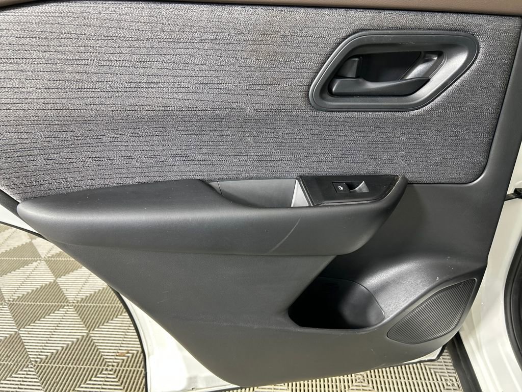 Used 2023 Nissan Rogue S image 15