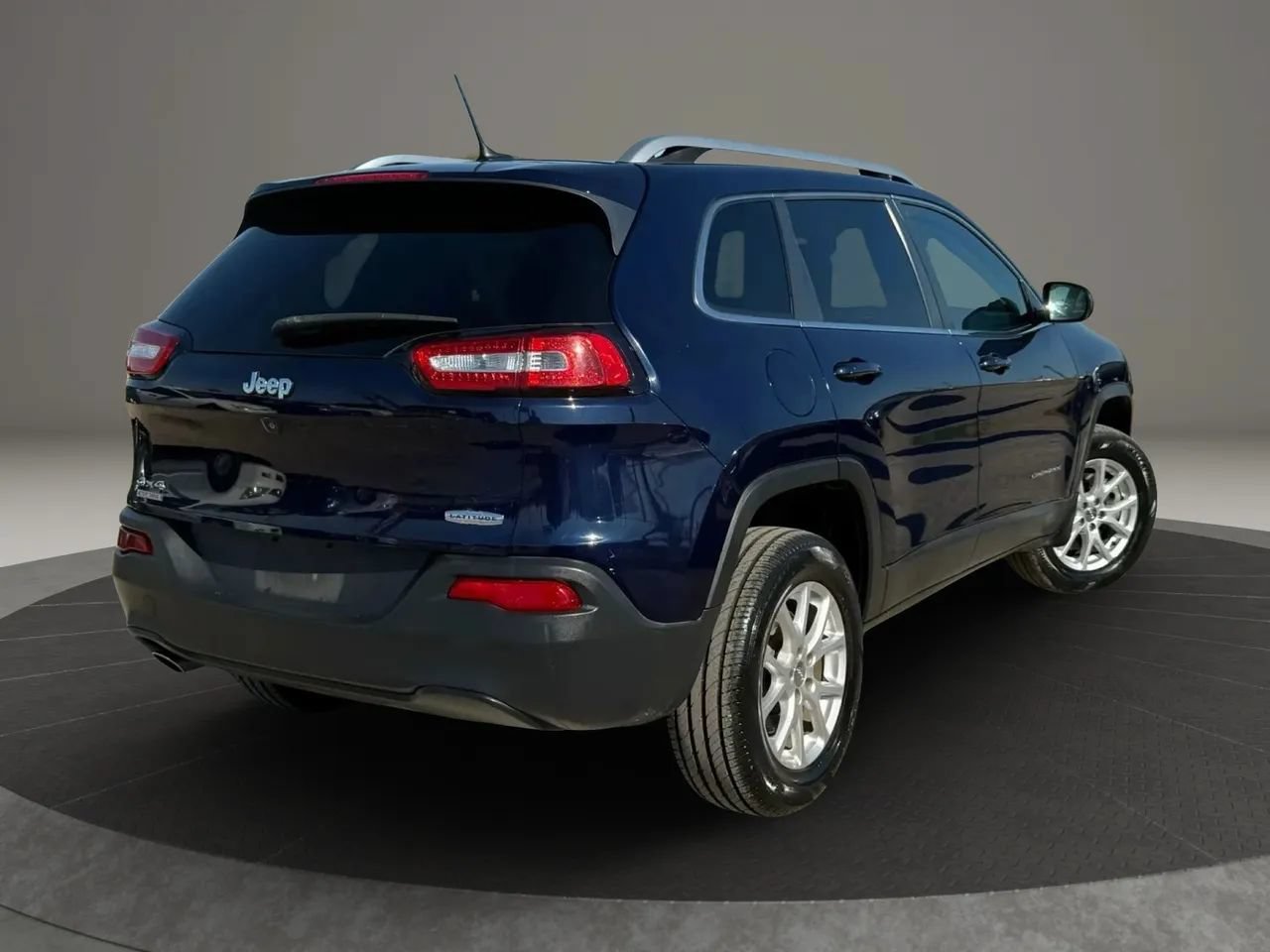 Used 2014 Jeep Cherokee Latitude w/ Comfort/Convenience Group AWD/4WD image 2