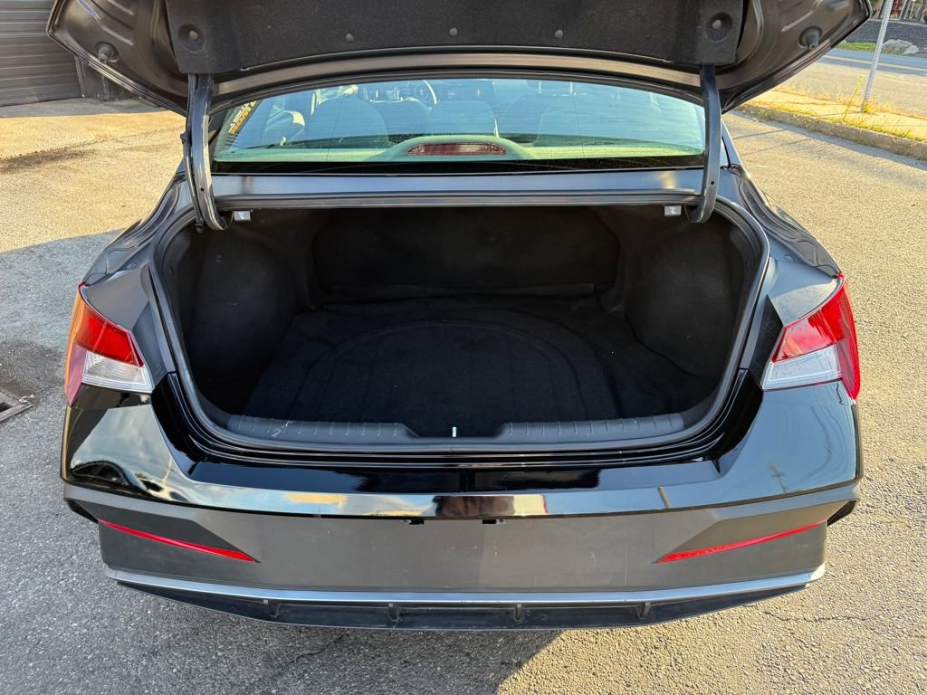 Used 2024 Hyundai Elantra SEL FWD image 13