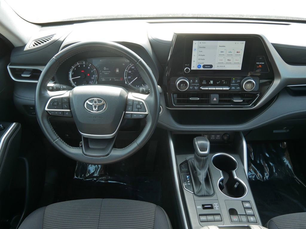 Used 2024 Toyota Highlander LE image 14