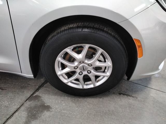 Used 2024 Chrysler Pacifica Touring-L image 17