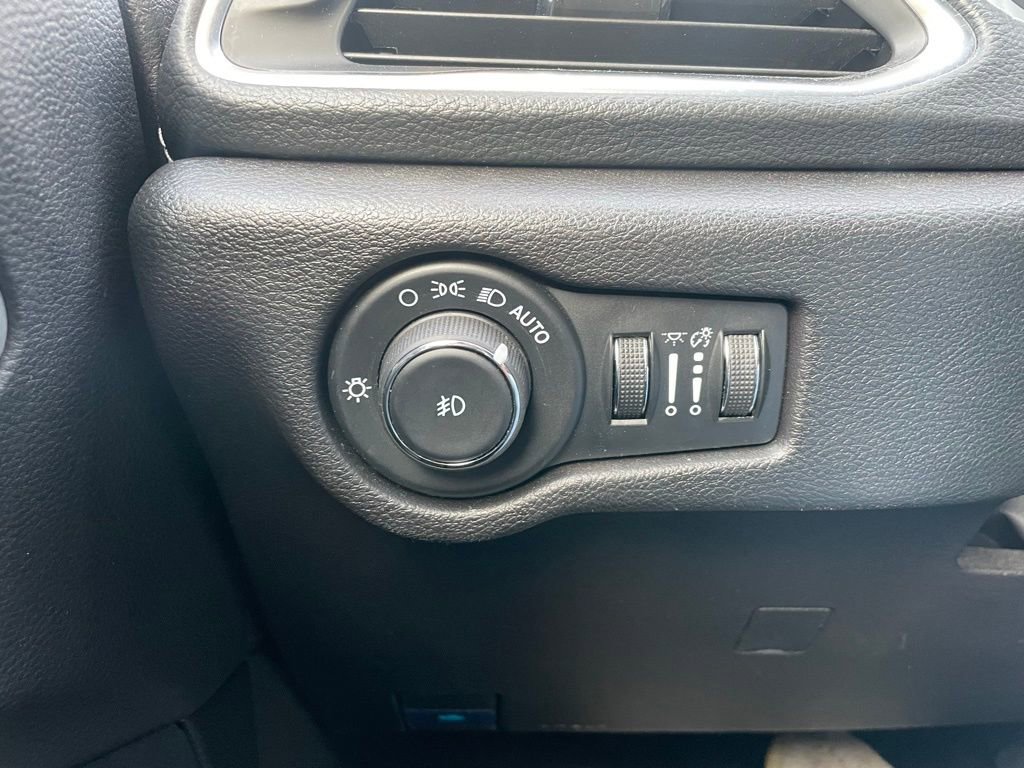 Used 2025 Chrysler Pacifica Limited image 49