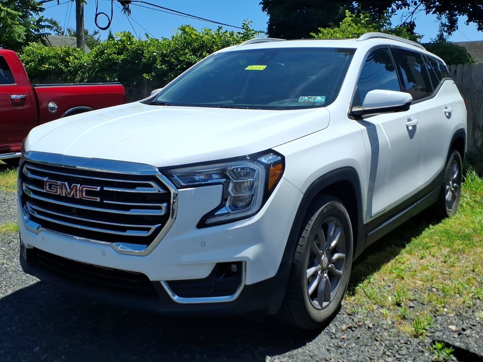 Used 2022 GMC Terrain SLT w/ Infotainment Package II AWD/4WD image 3
