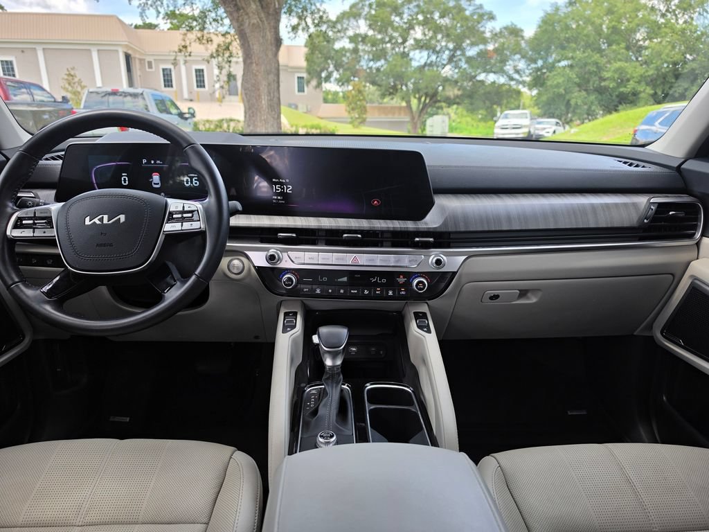 Used 2024 Kia Telluride EX w/ EX Captain's Chair Package FWD image 17