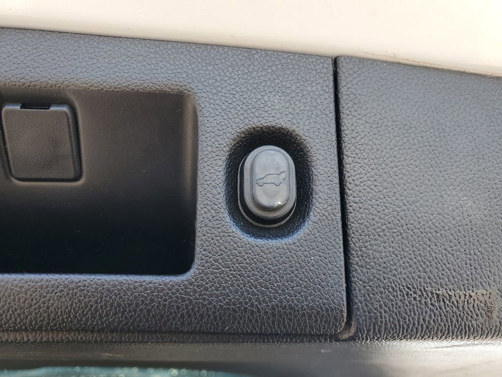 Used 2016 Cadillac Escalade ESV Luxury image 16