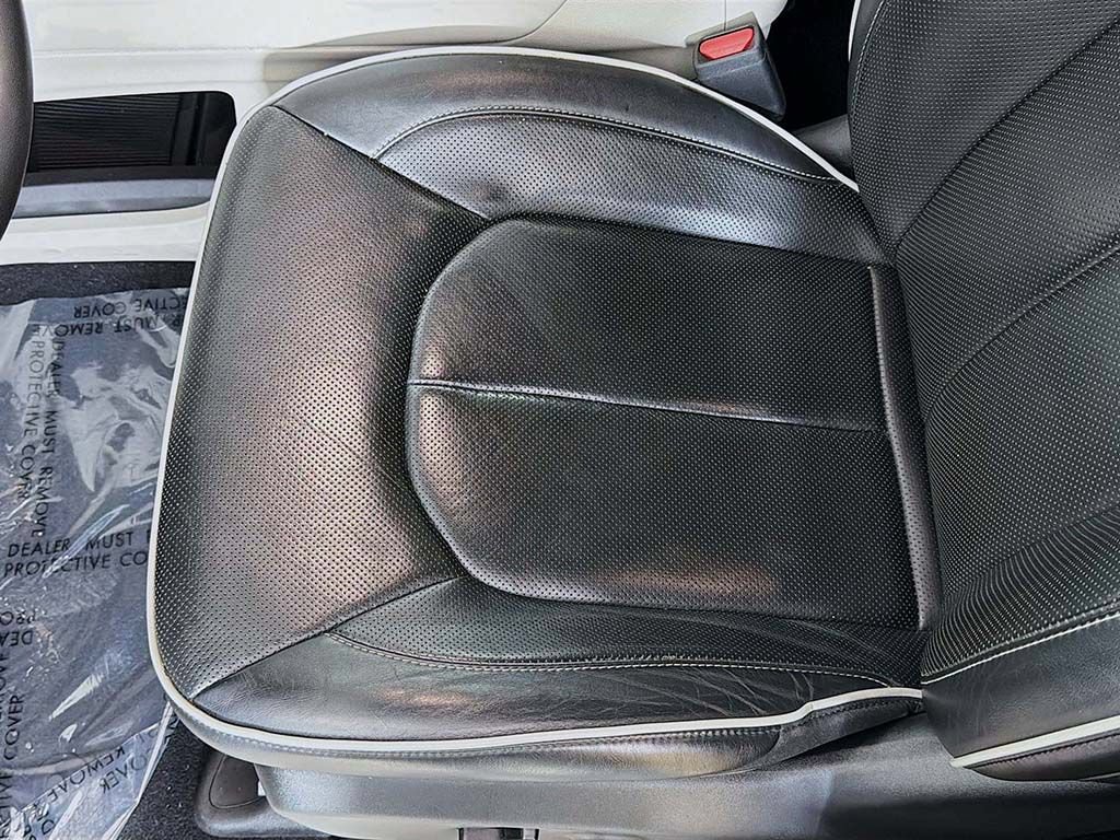 Used 2023 Chrysler Pacifica Limited w/ Uconnect Theater Family Group FWD image 29