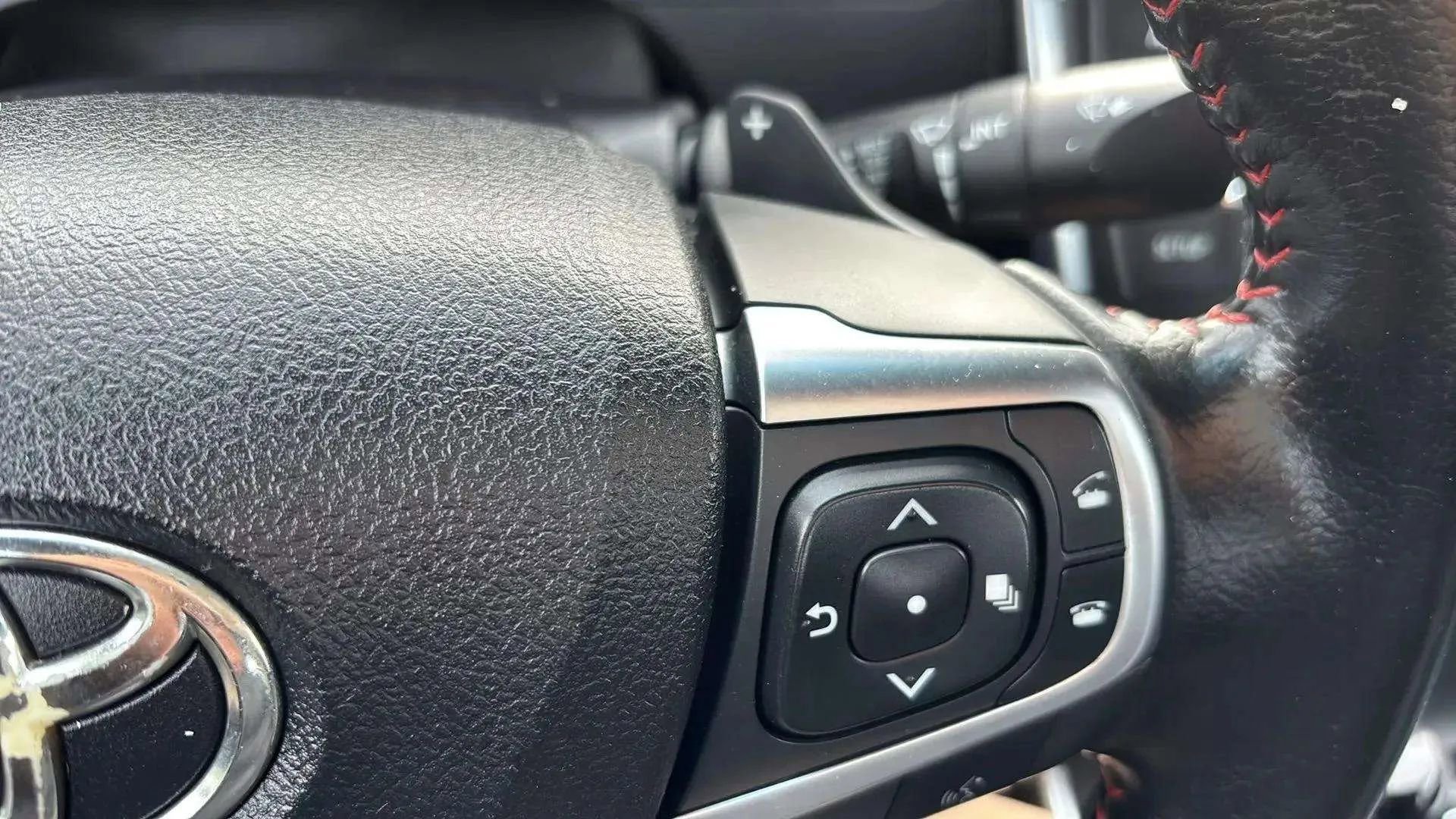 Used 2015 Toyota Camry SE image 30