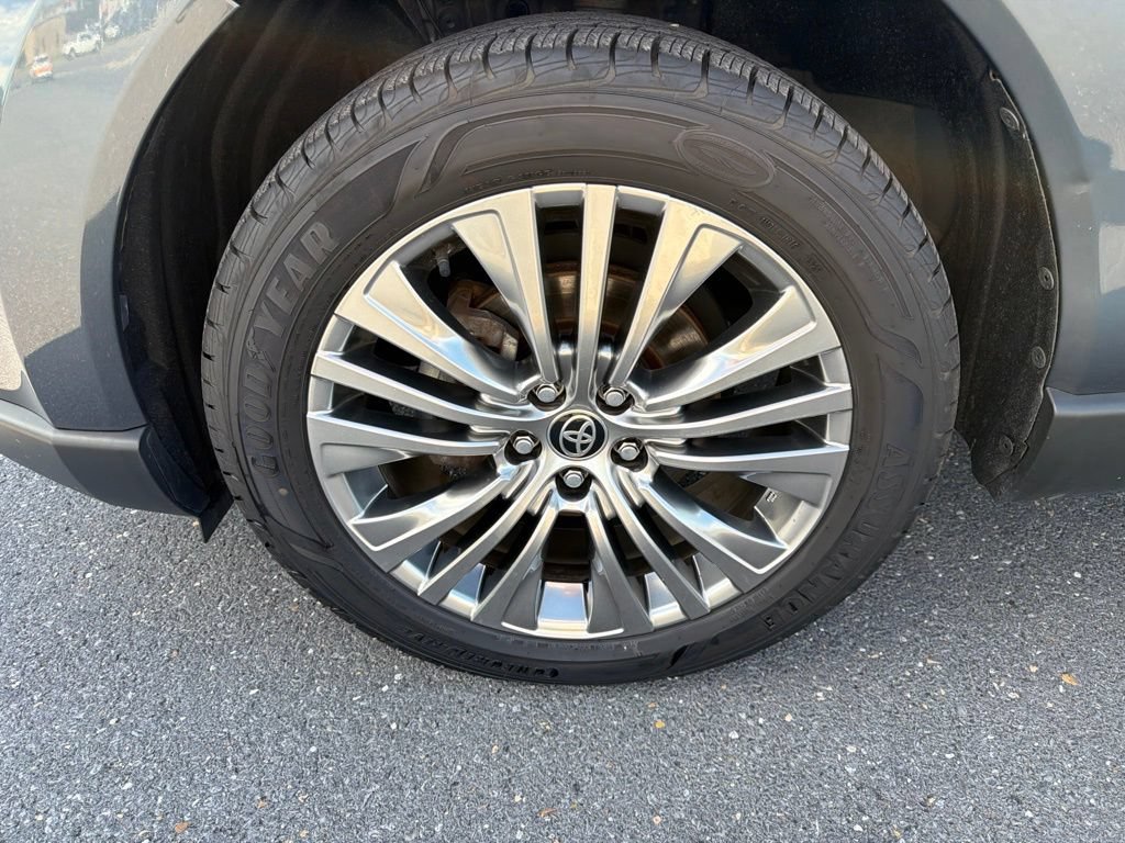 Used 2021 Toyota Venza XLE w/ Softex Package AWD/4WD image 14
