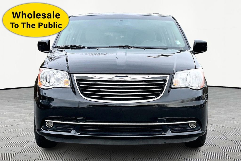 Used 2016 Chrysler Town & Country Touring image 2