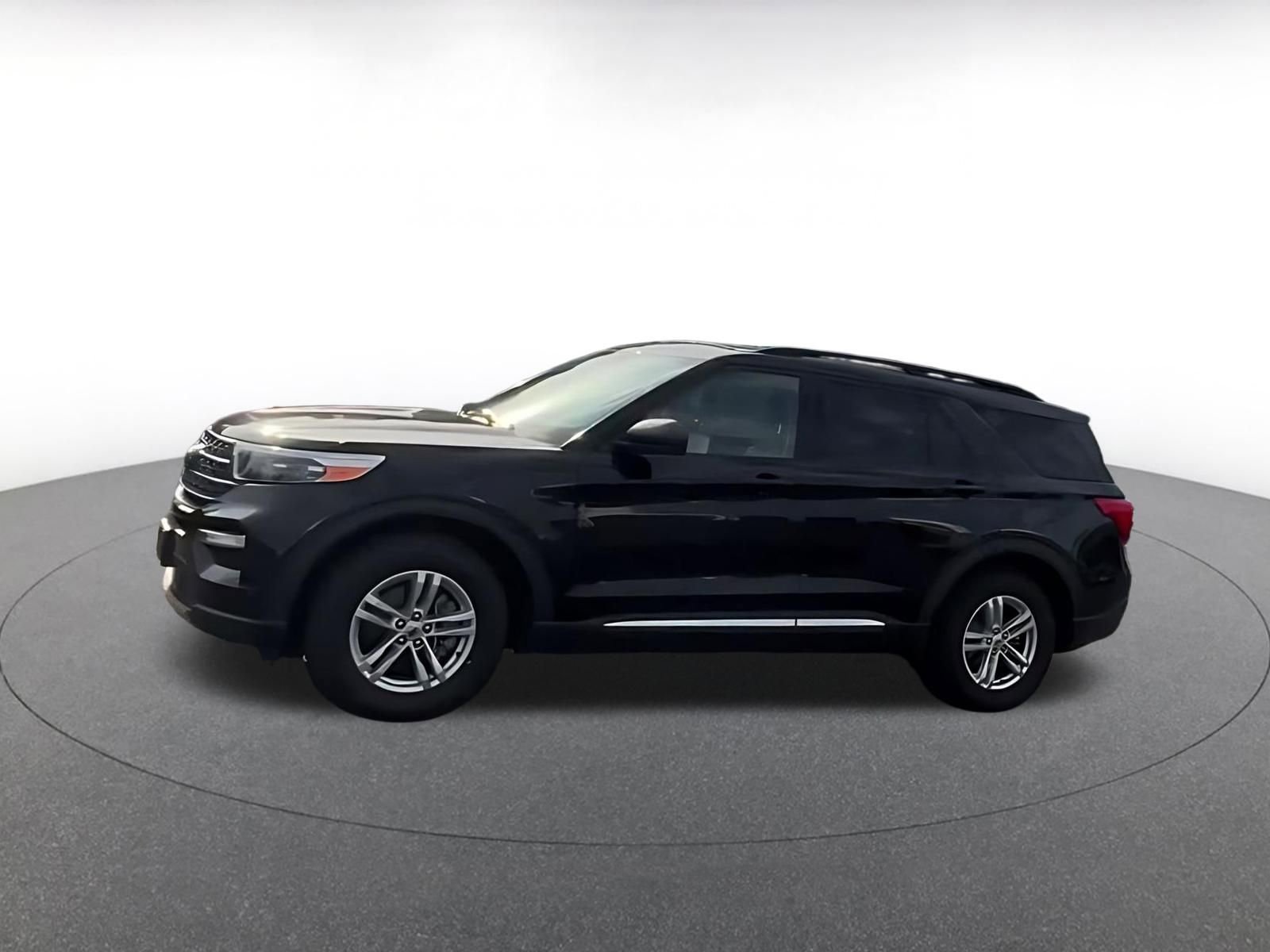 Used 2023 Ford Explorer XLT w/ Equipment Group 202A RWD image 7
