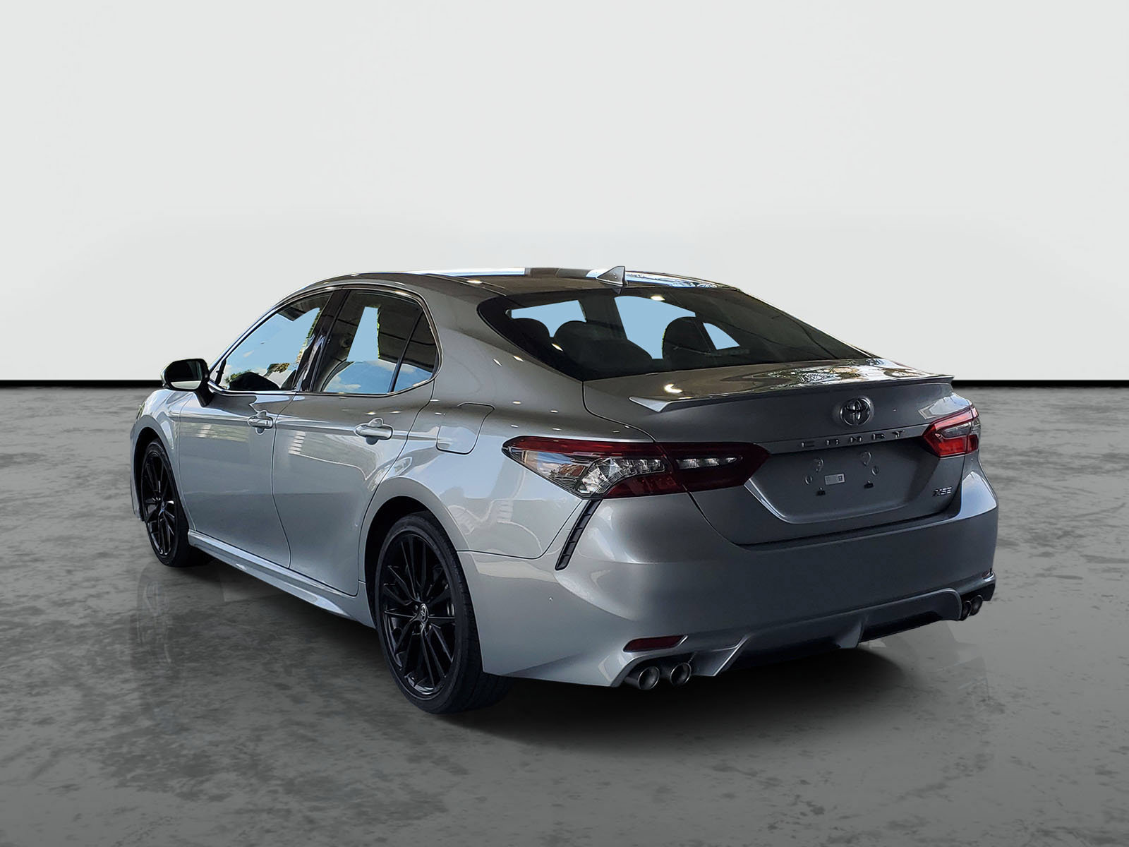 Used 2023 Toyota Camry XSE FWD image 3