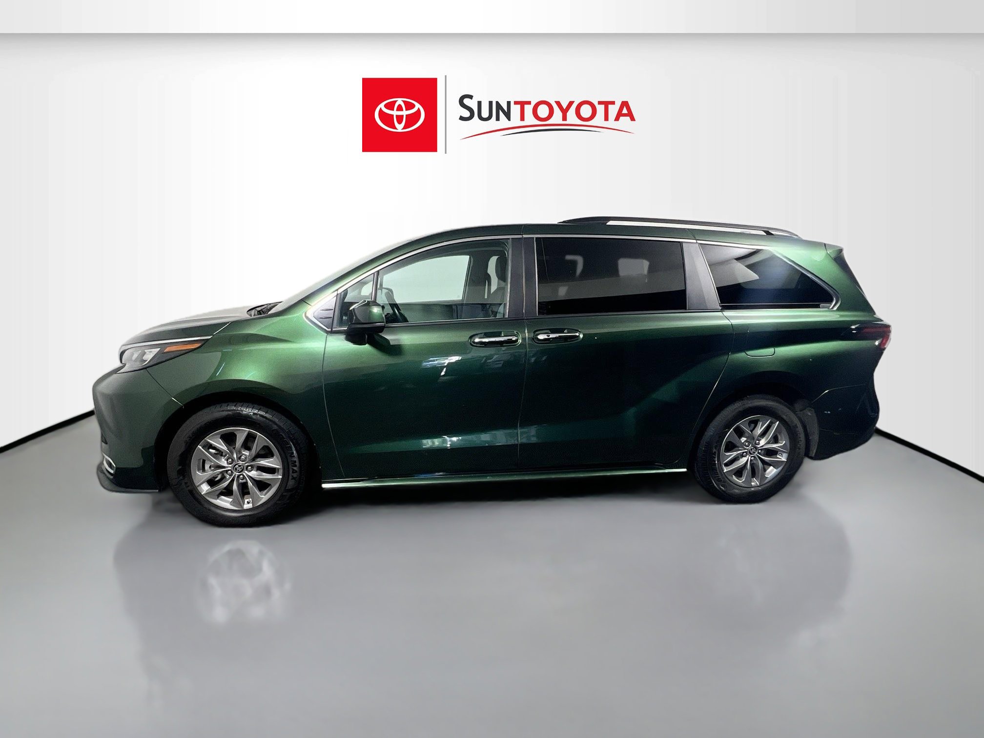 Used 2024 Toyota Sienna XLE FWD image 7