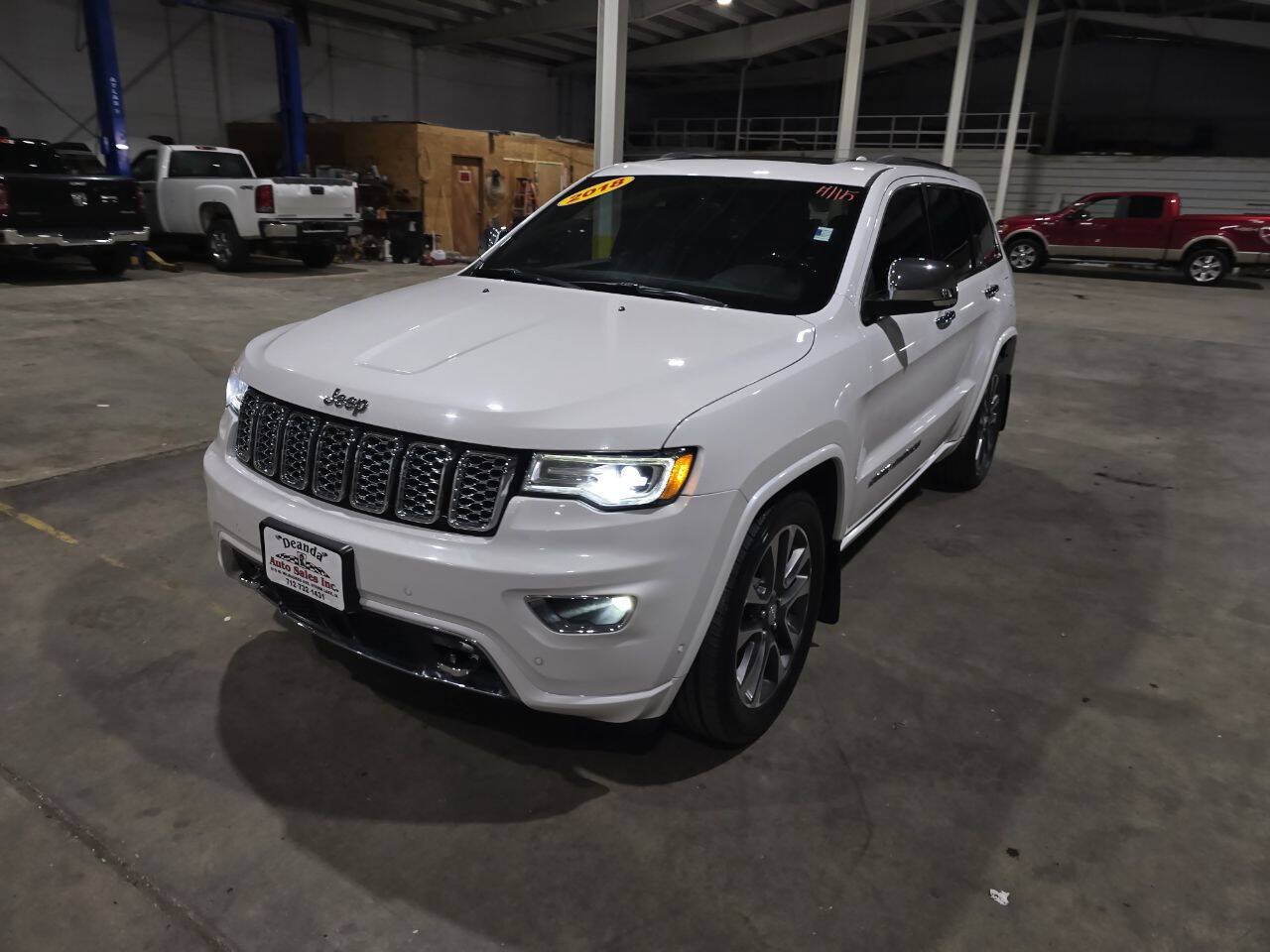Used 2018 Jeep Grand Cherokee Overland AWD/4WD image 2