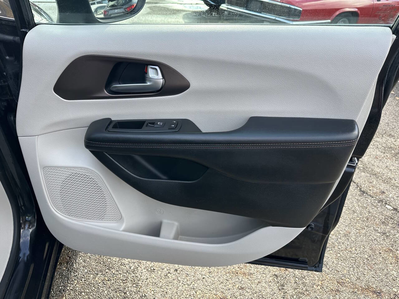 Used 2017 Chrysler Pacifica Touring image 24