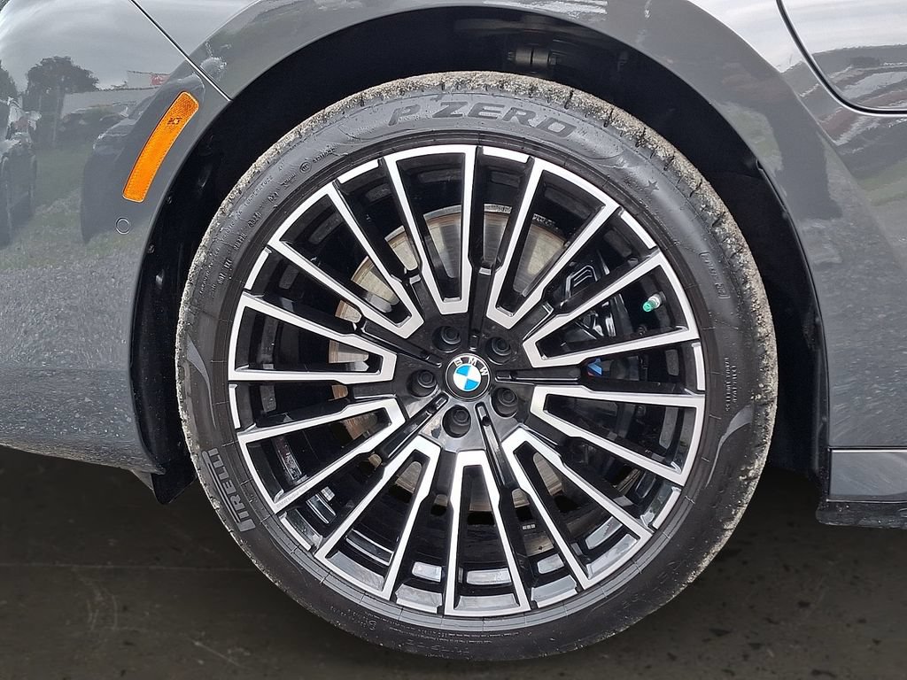 Used 2025 BMW 750e xDrive w/ Executive Package AWD/4WD image 9