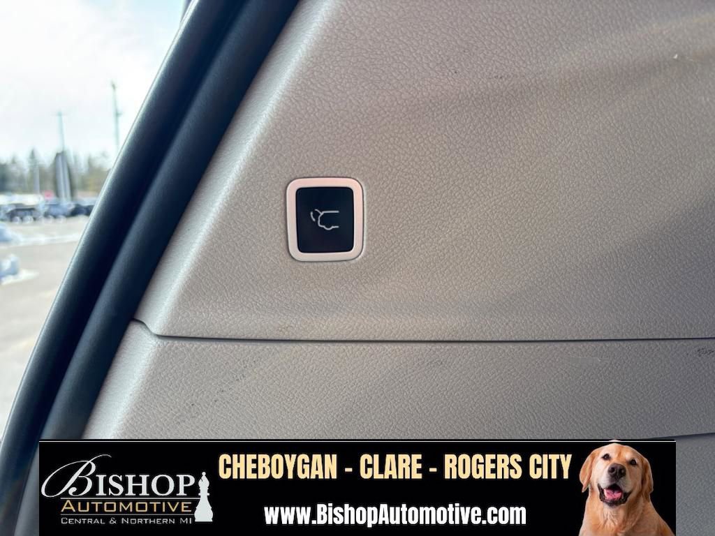 Used 2023 Chrysler Pacifica Touring-L FWD image 28