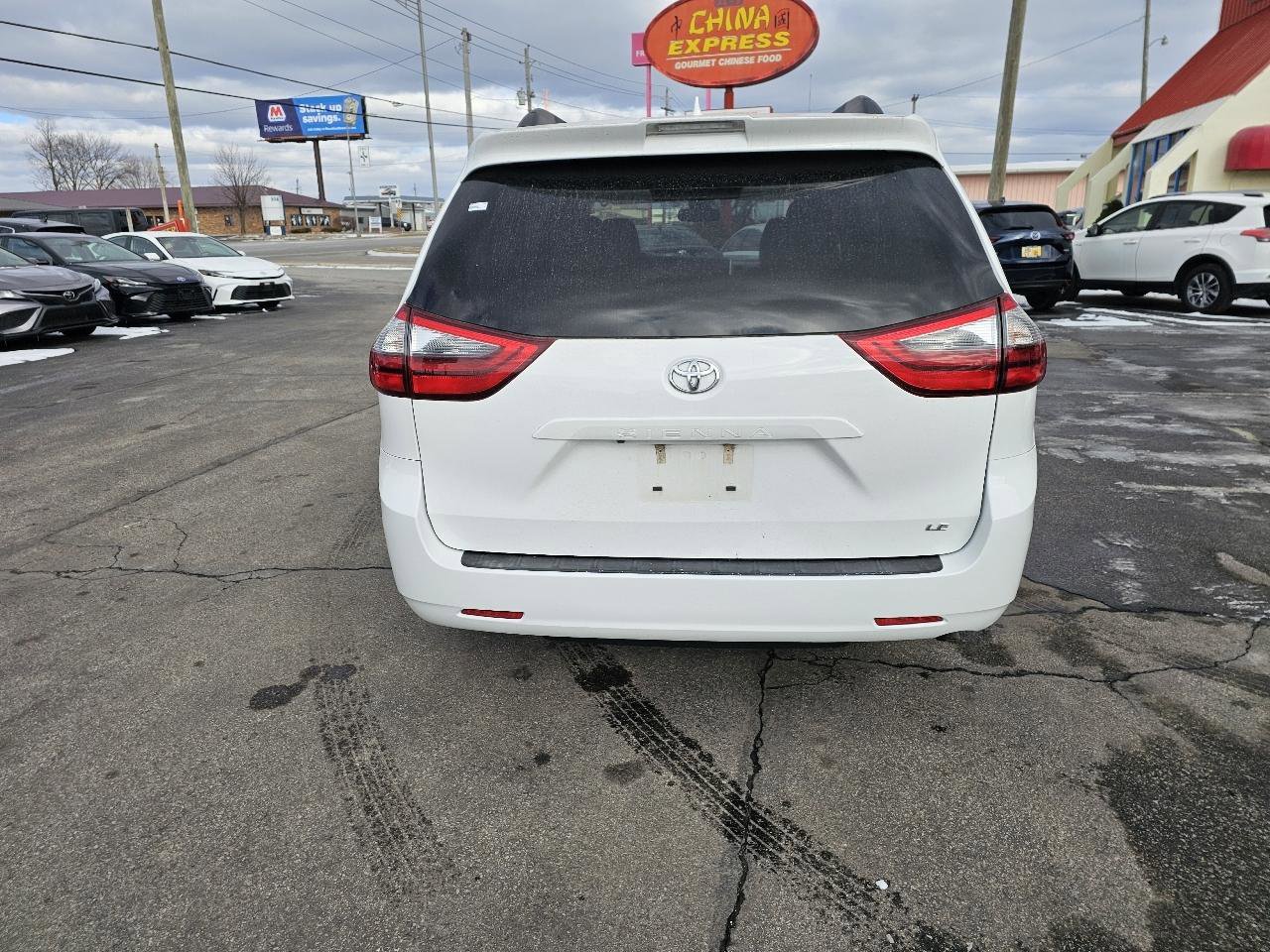Used 2020 Toyota Sienna LE w/ Carpet Mat Package FWD image 7