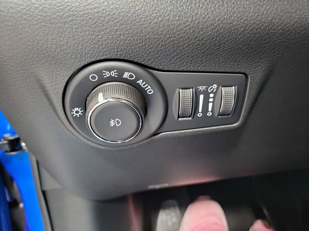New 2025 Jeep Compass Latitude w/ Sun & Sound Group image 19