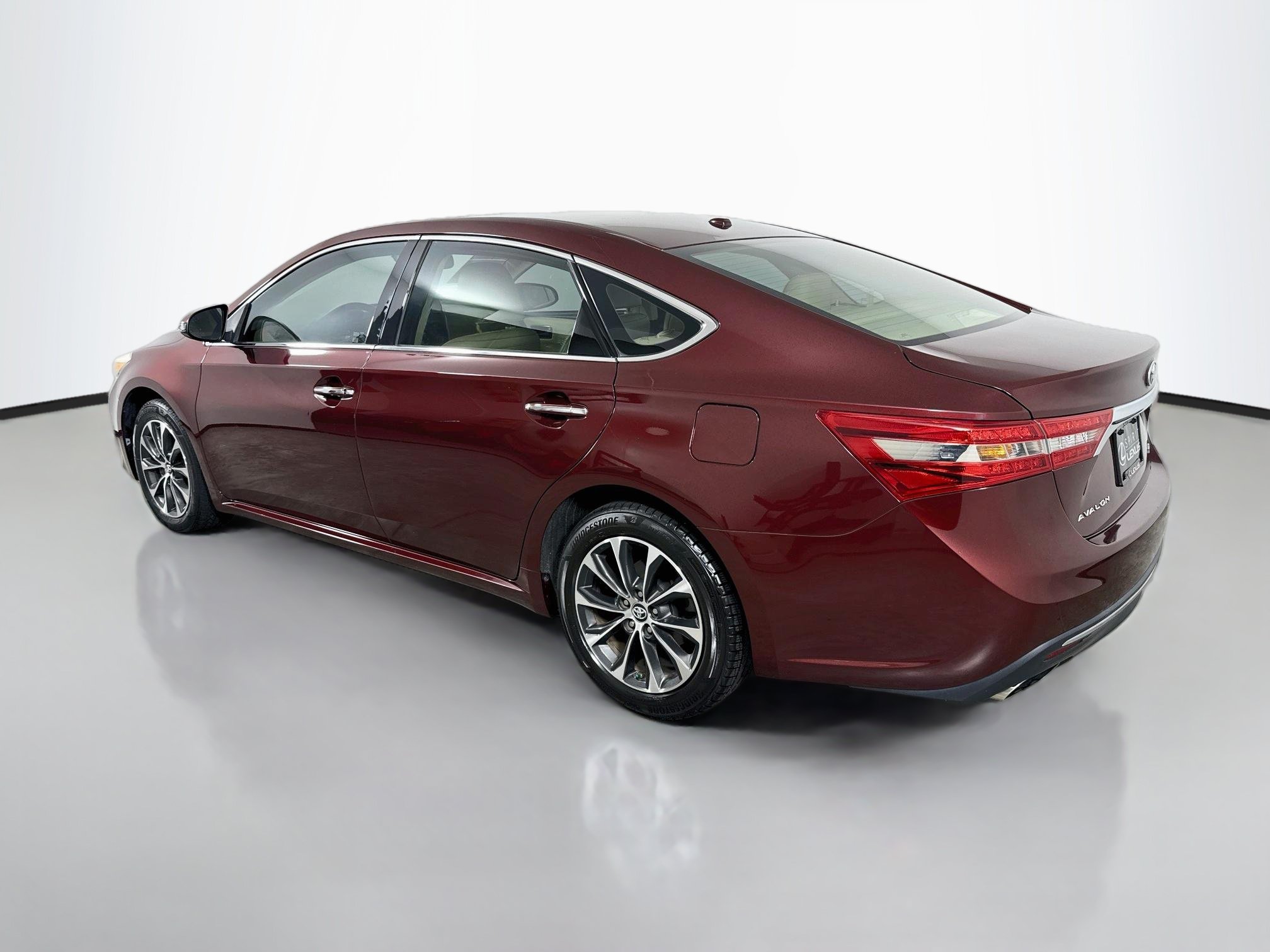 Used 2018 Toyota Avalon XLE Premium w/ Carpet Mat Package FWD image 5