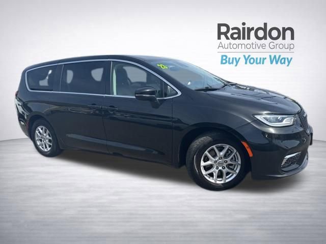 Used 2023 Chrysler Pacifica Touring-L FWD image 1
