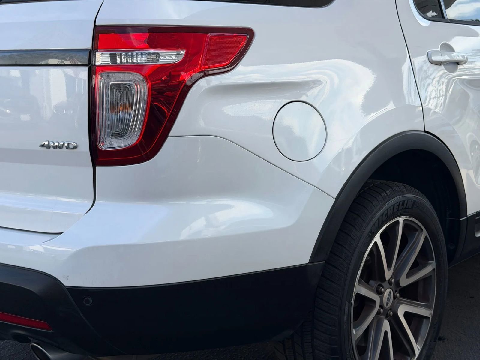 Used 2015 Ford Explorer XLT w/ Equipment Group 202A AWD/4WD image 29