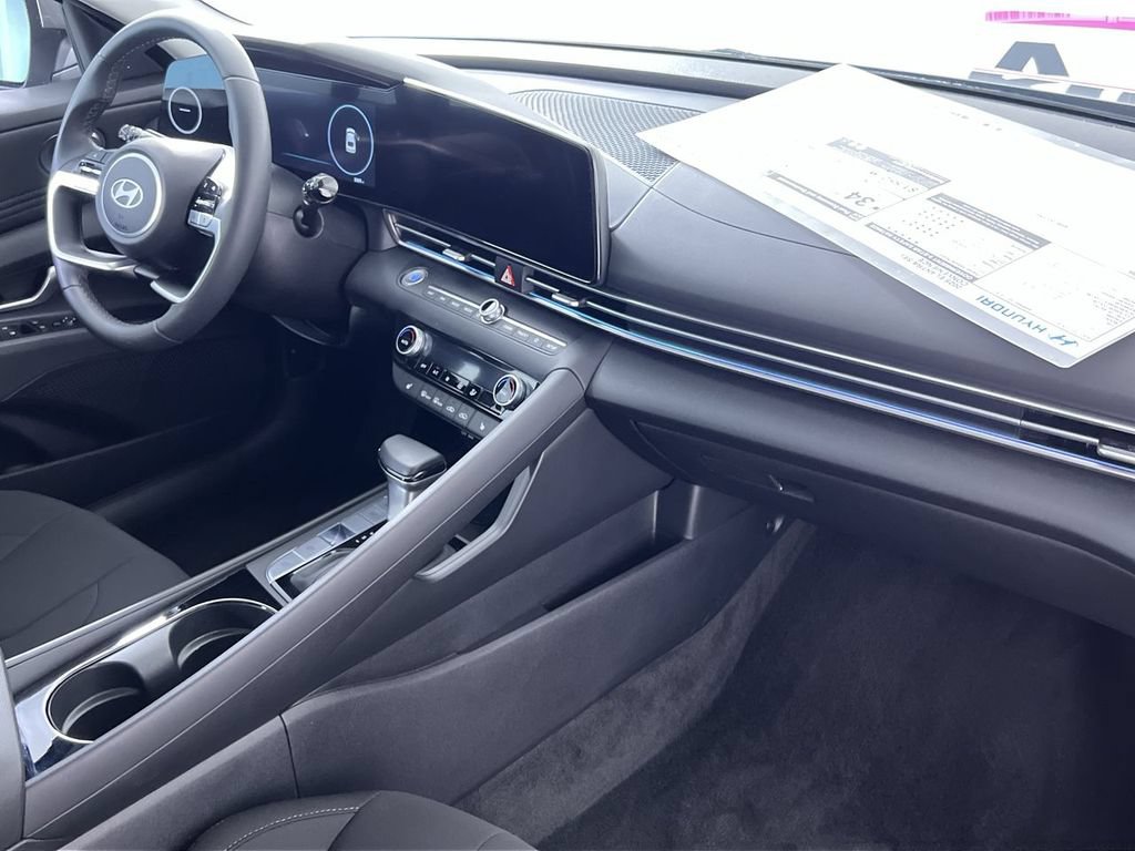 Used 2025 Hyundai Elantra SEL FWD image 31